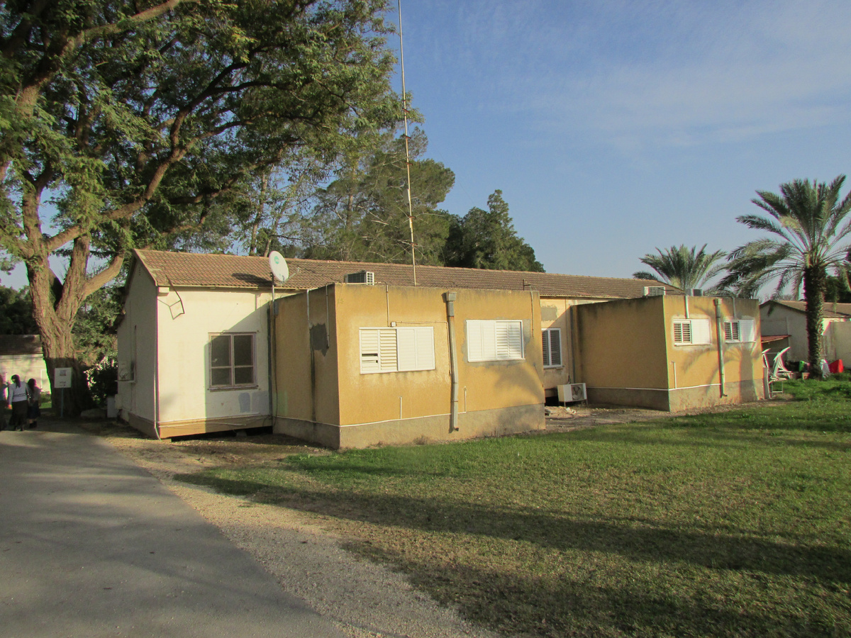 Дом с мамадом, который видно снаружи