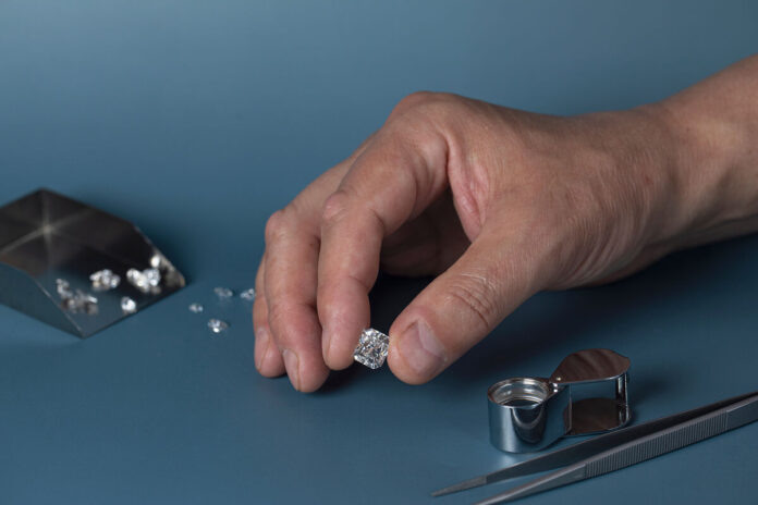    2032 год: Лабораторные алмазы обрушили алмазную империю, обесценив природную «натуральность».