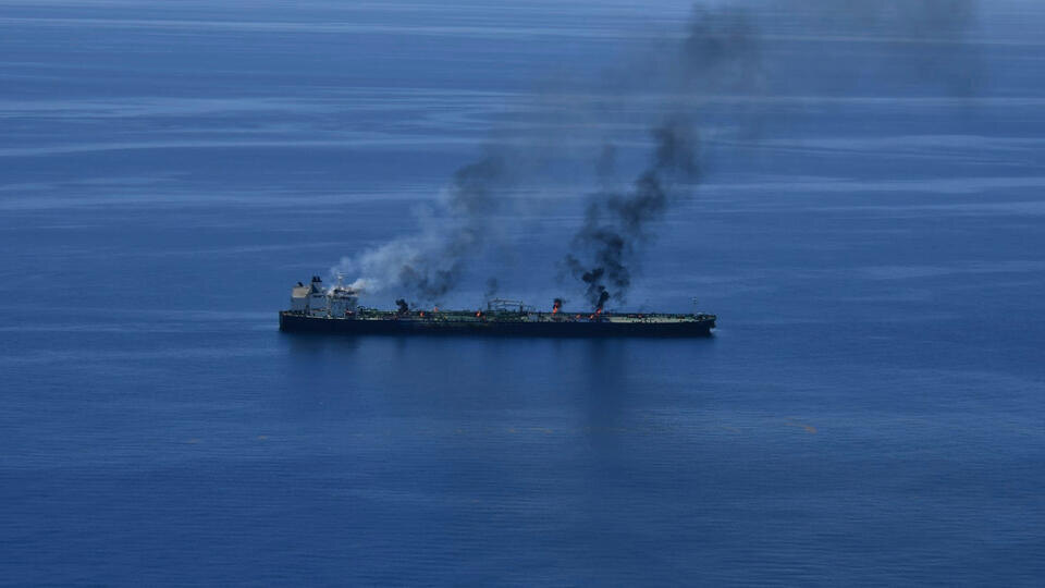     Reuters: танкер Маршалловых островов поврежден при ударе у берегов Омана AP/TASS