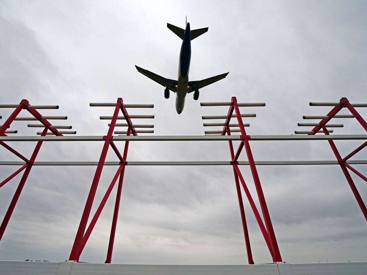    Самолет компании "Уральские авиалинии" пролетает над курсовым радиомаяком системы посадки в аэропорту Храброво в Калининграде | © РИА Новости / Игорь Зарембо