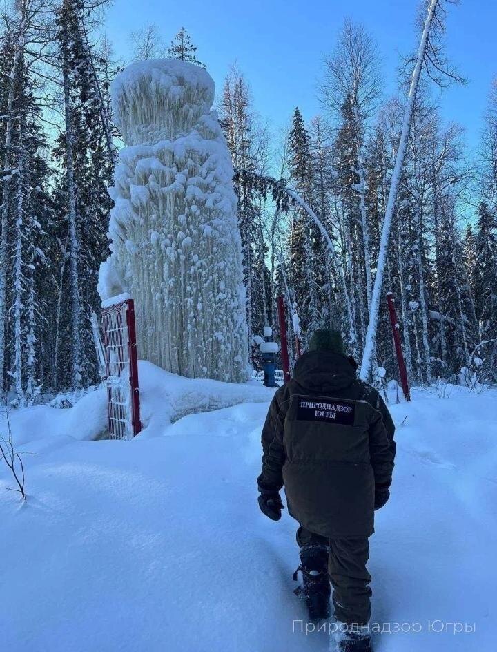    На месторождения в Югры мороз превратил продукт техногенного порыва в чудо природы