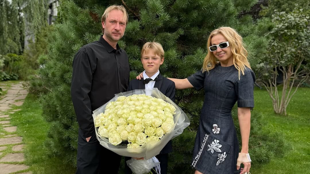     Евгений Плющенко, Александр Плющенко и Яна Рудковская / Фото: © Соцсети Александра Плющенко Фотография взята из открытых источников.