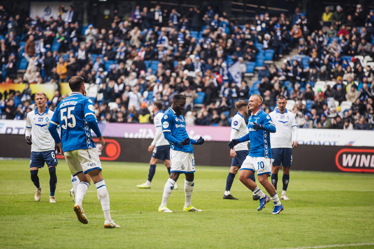 Николя Нгамалё (в центре)