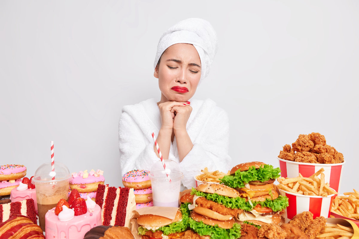 https://ru.freepik.com/free-photo/binge-eating-concept-stressed-unhappy-asian-lady-wants-eat-fast-food_16284795.htm Изображение от wayhomestudio на Freepik