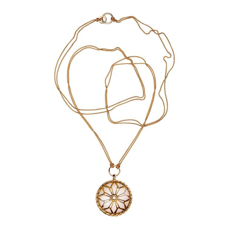 Колье «Рим» из дебютной ювелирной коллекции Миматы выполнено из желтого золота и дымчатого кварца (3514 фунтов стерлингов).