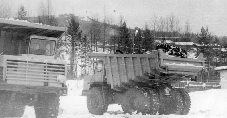 Фото автора. 80 годы двадцатого века. Углевозы БелАЗ–548 в славном городе Усть-Кут.