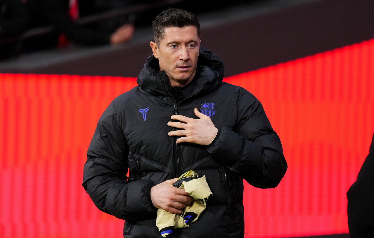    Нападающий "Барселоны" Роберт Левандовский  Angel Martinez/Getty Images