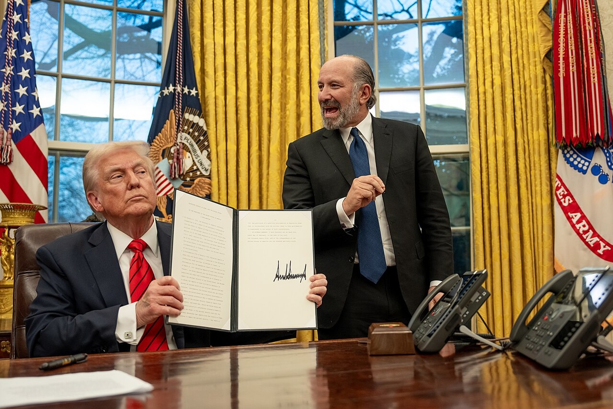    Дональд Трамп и министр торговли США Говард Латник   
(сс0) The White House