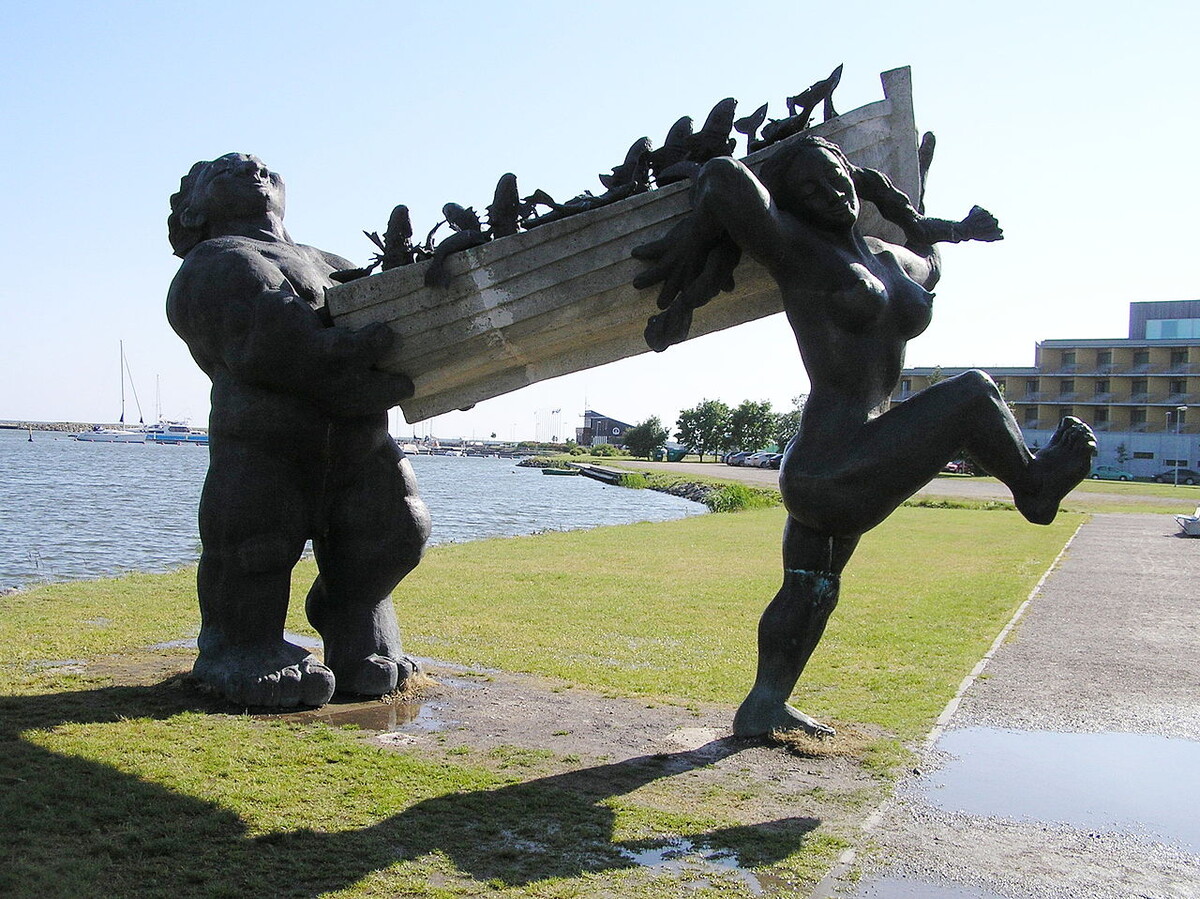     Большой Тылль и его жена Пирет. Персонажи эстонской мифологии   
(сс) Beentree