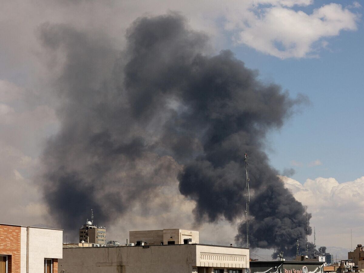    Дым на месте авиаудара в Тегеране, Иран | © REUTERS / Majid Asgaripour