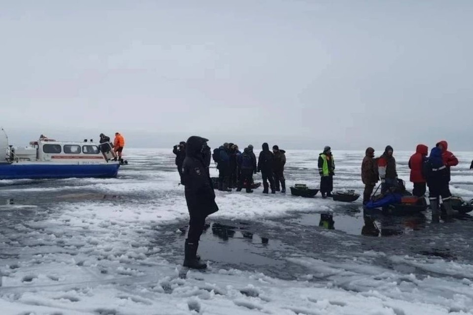    230 рыбаков доставили на берег. Фото: ГУ МЧС России по Санкт-Петербургу