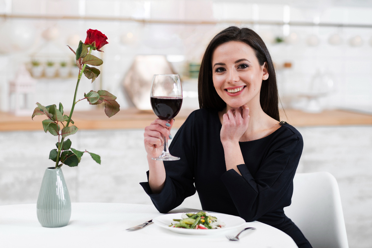 https://ru.freepik.com/free-photo/woman-waiting-her-husband-take-dinner-together_6921500.htm Изображение от freepik