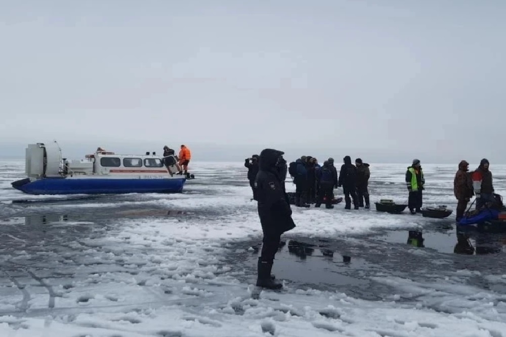    Эвакуация рыбаков со льдины в Финском заливе / ГУ МЧС России по Санкт-Петербургу