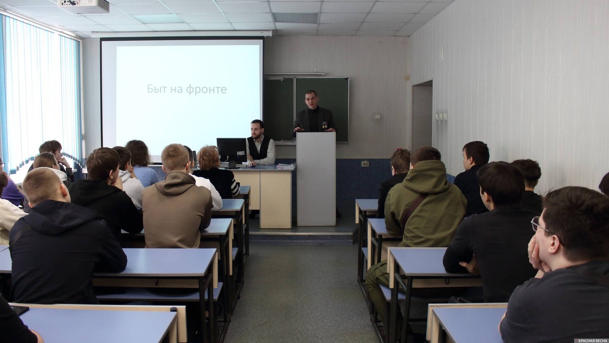     Встреча участника СВО Александра Болдырева с учащимися БИФ КемГУ   
Денис Романов © ИА Красная Весна