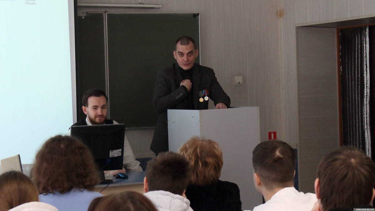     Встреча участника СВО Александра Болдырева с учащимися БИФ КемГУ   
Денис Романов © ИА Красная Весна