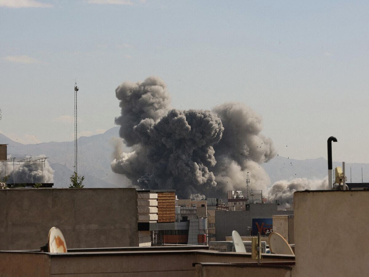    Дым на месте авиаудара в Тегеране, Иран | © REUTERS / Majid Asgaripour