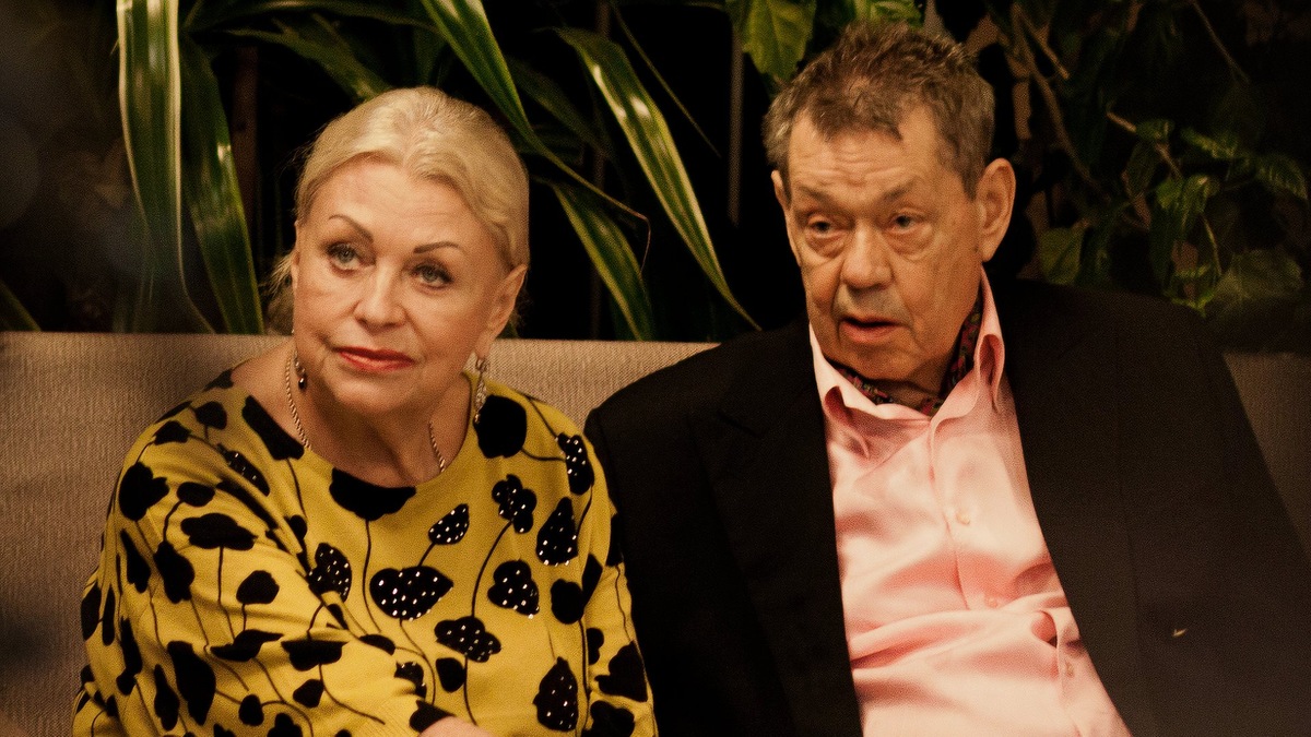 Она Коленьку любила, она Коленьку хвалила и...продолжите в комментариях