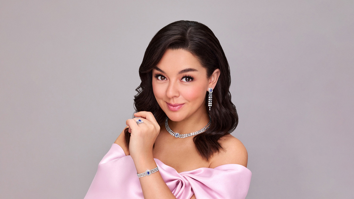 Марина Леонидовна Кравец — российская теле- и радиоведущая, певица, актриса кино, телевидения и дубляжа. С 2009 года — резидент Comedy Club. 