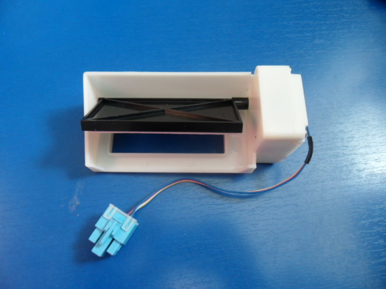 На фото электромеханическая воздушная заслонка холодильника с системой No Frost