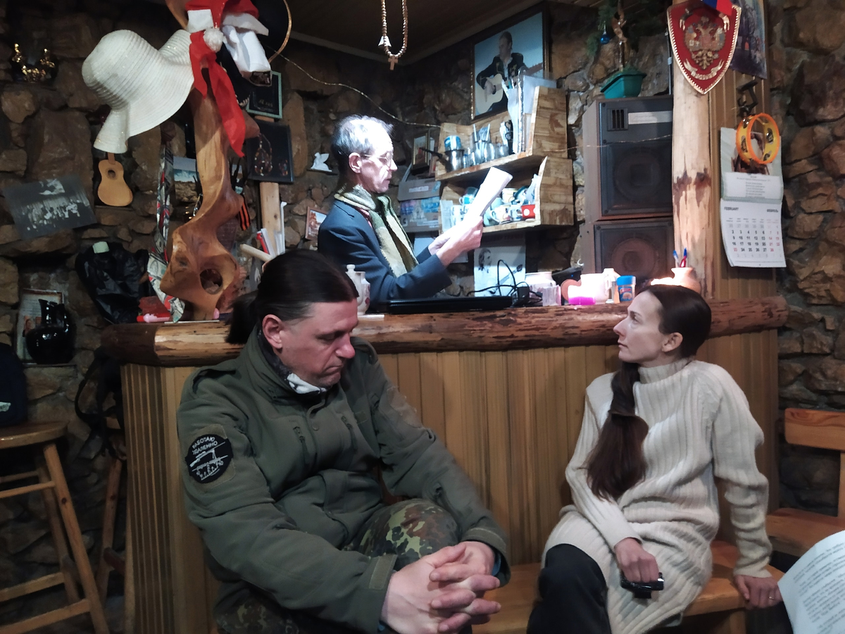 Олег Широков читает мой рассказ "Бамбуга". Его внимательно слушают Евгений Горобцов и Юлиана Орлова. Остальные не попали в кадр (с) Фото: Н. Остапцов