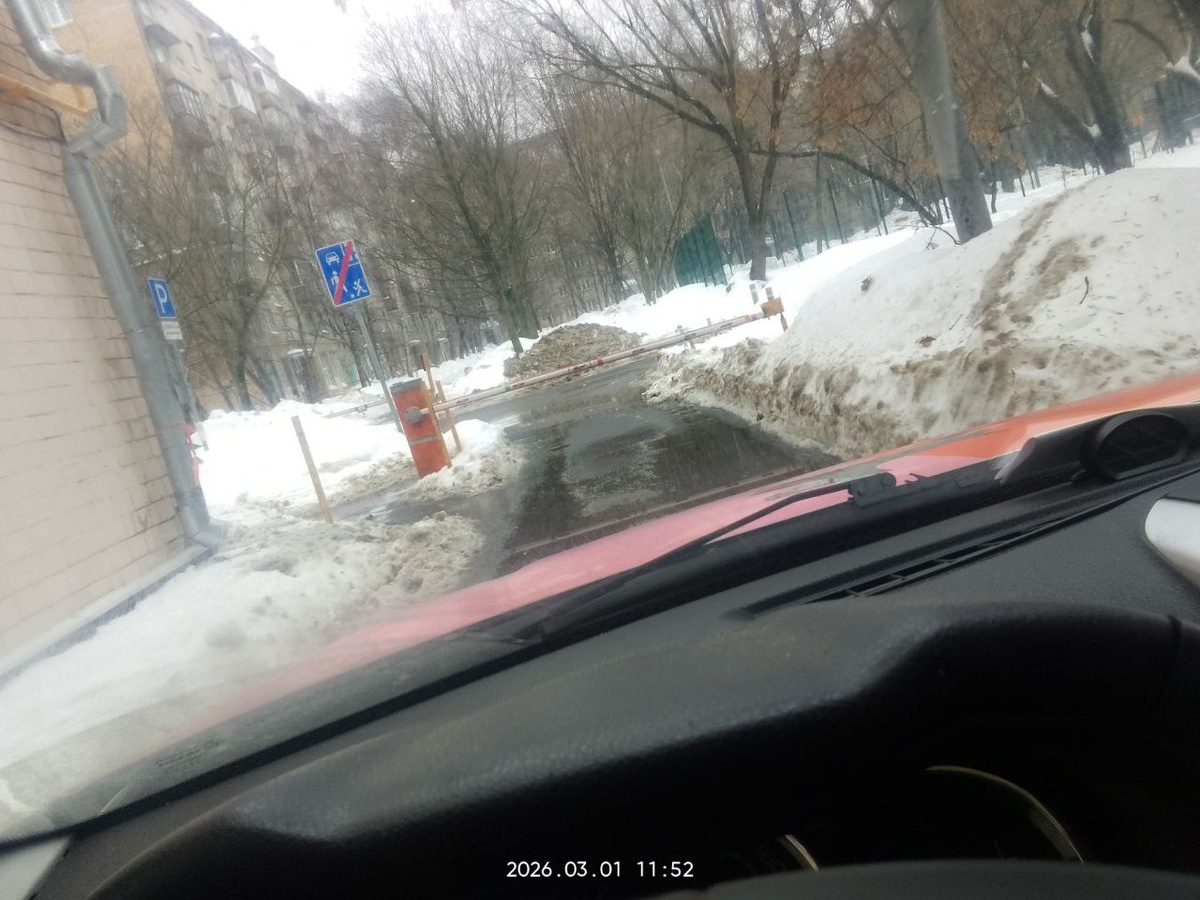 А вот шлагбаум на выезд там автоматически открывается. Удобно!