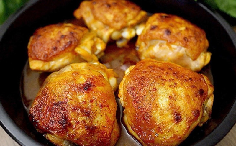 Больше никаких сухих куриных ножек: секрет запекания в сковороде с маринадом для идеальной корочки