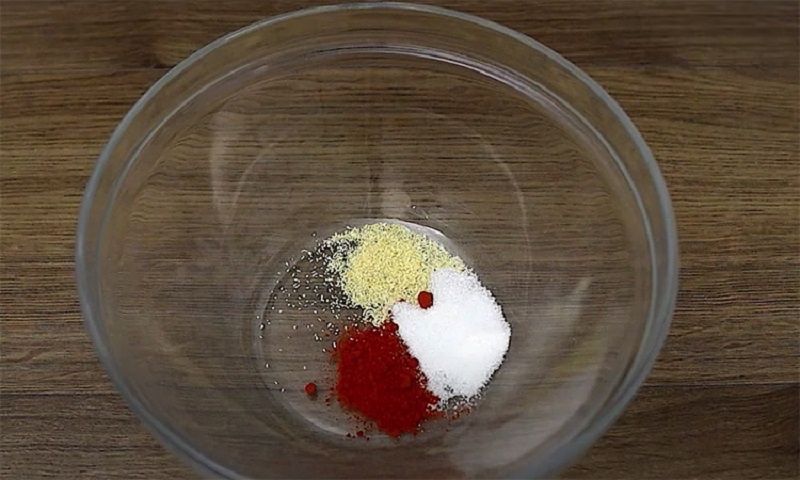 Больше никаких сухих куриных ножек: секрет запекания в сковороде с маринадом для идеальной корочки