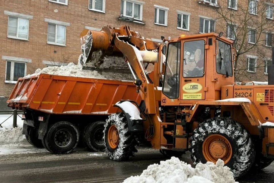    Снег убирают круглосуточно. Фото: комблаг.