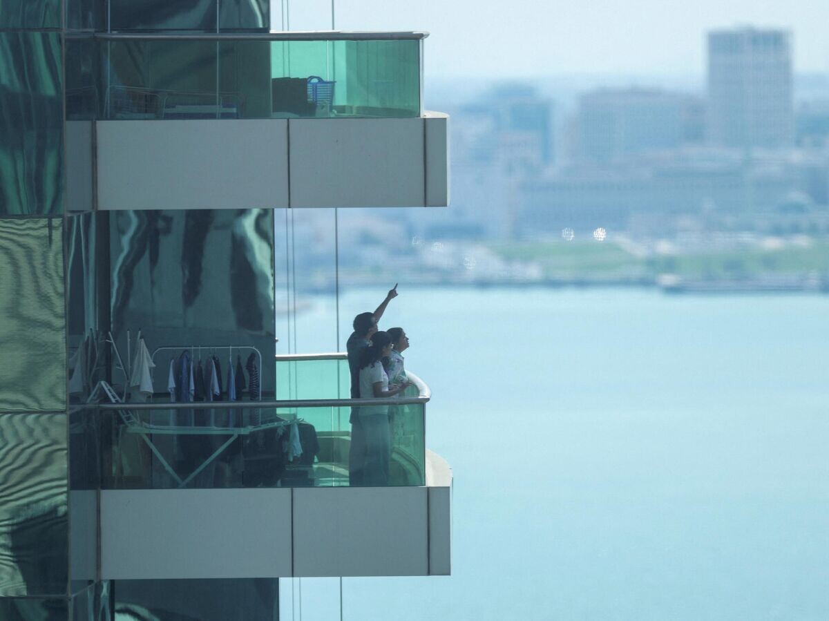    Люди с балкона смотрят на взрыв в Дохе, Катар | © REUTERS / Mohammed Salem