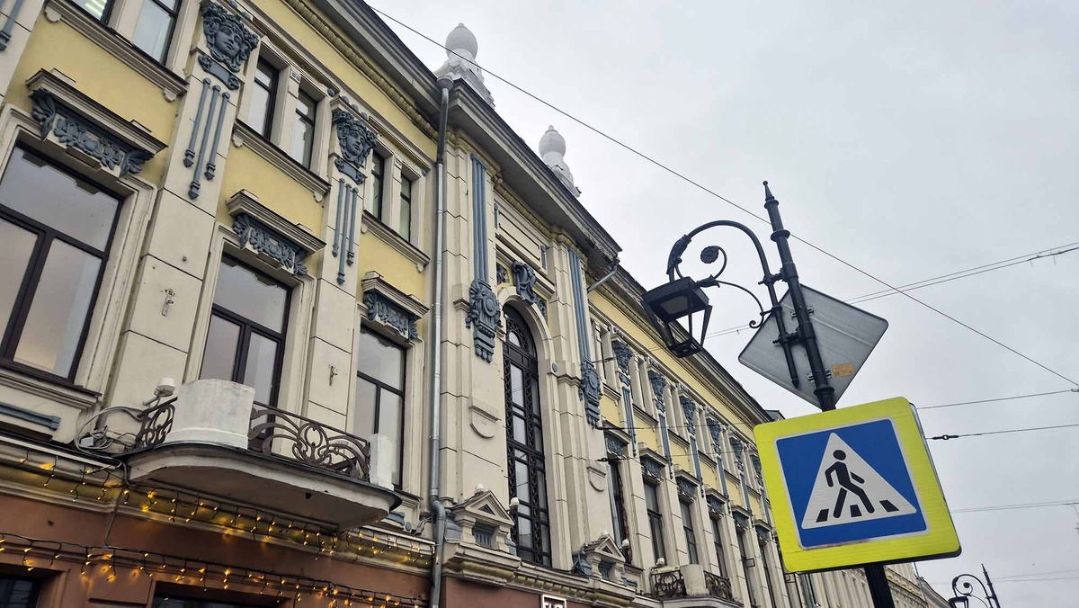 Доходный дом городского общества располагается в начале улицы Рождественской. Сегодня ее называют ресторанной улицей города. Здесь располагается множество заведений. Листайте галерею, чтобы увидеть еще фото