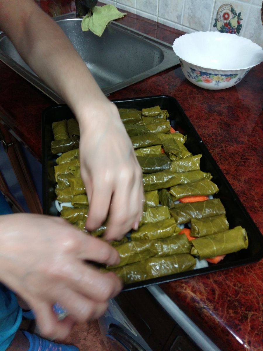 Нужно равномерно уложить, чтобы пропеклись все виноградные листья /личный архив автора/