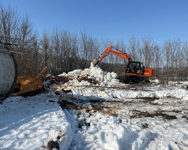     В Камышах 1500 курян остались без воды из-за падения водонапорной башни