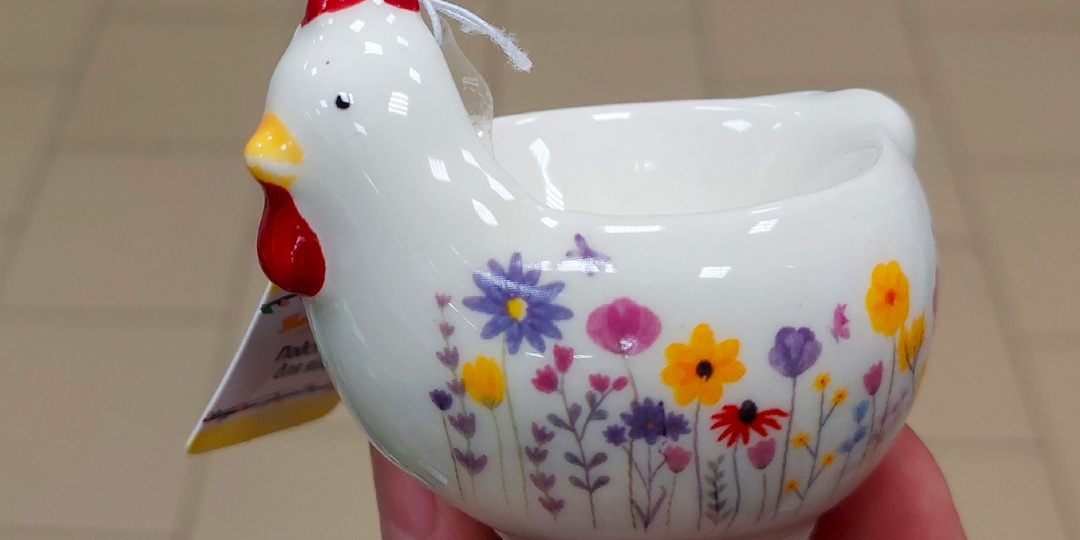 В Фикс Прайс зашла не зря. Неожиданно было увидеть такое. Оригинальные новинки на Пасху. Выбираю кунжутную халву и цикорий.