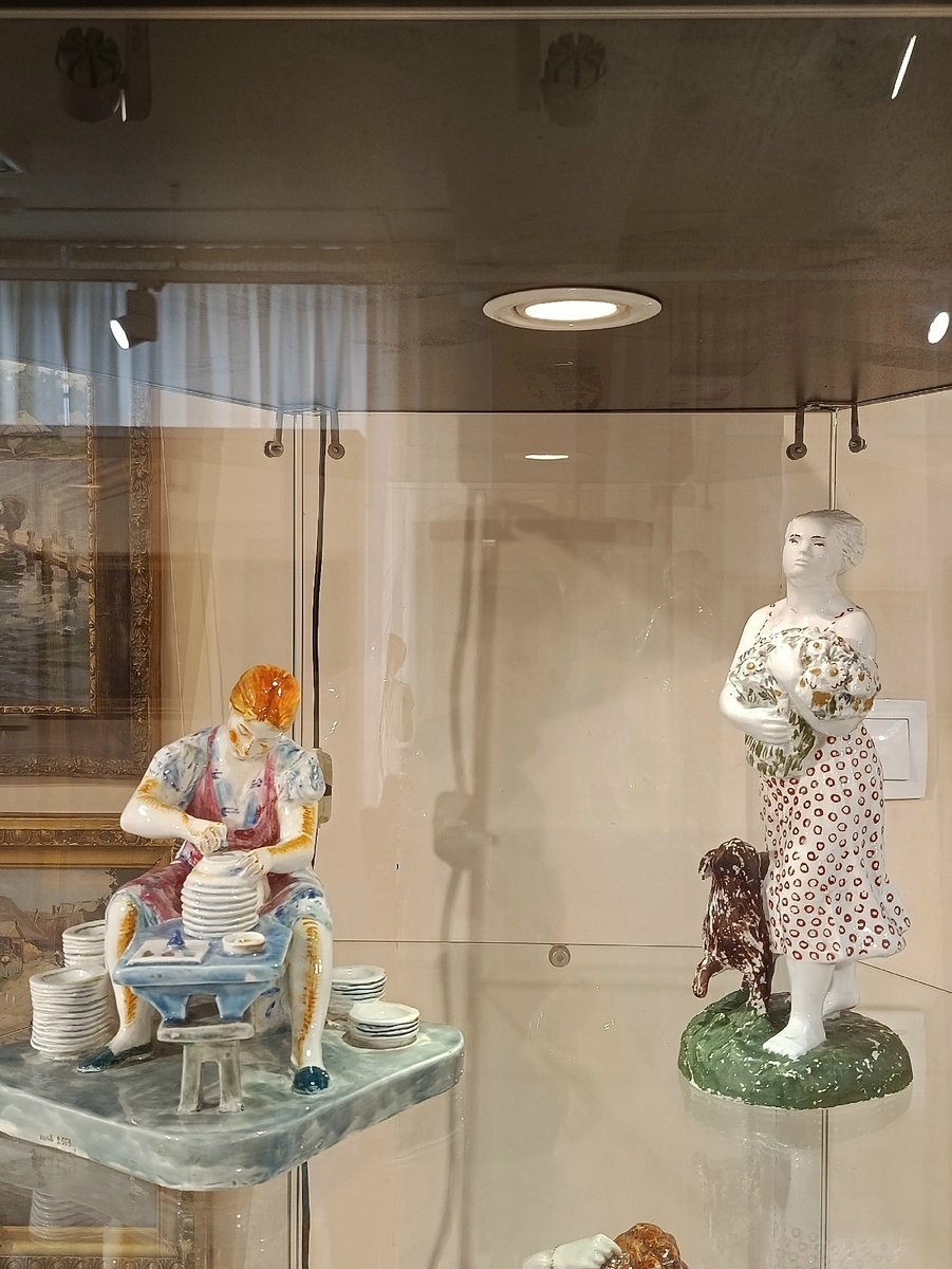 Скульптуры Ольги Малышевой "Клеймовщица" (1953) и Марии Холодной "Женщина с ребенком" (1937)