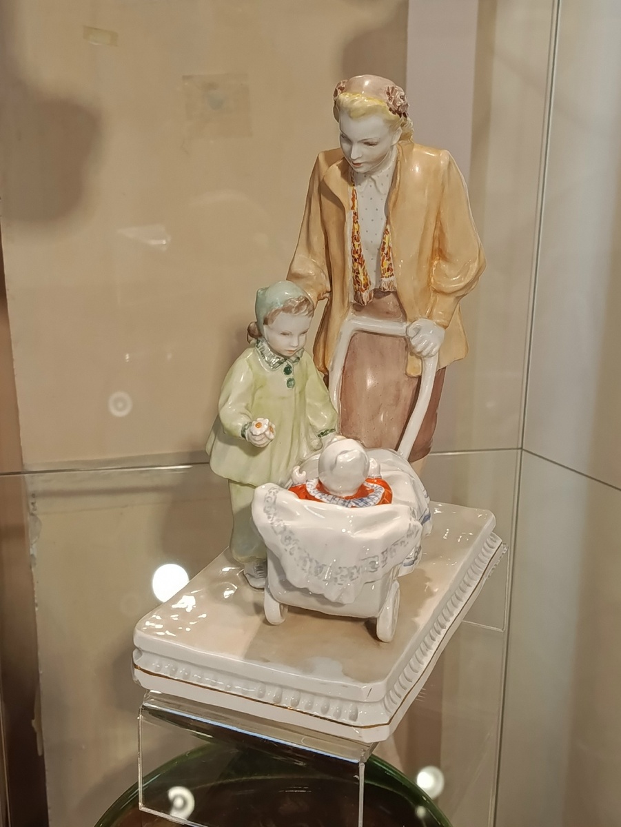 Нина Малышева. Декоративная скульптура "Прогулка". Дулевский фарфоровый завод им. газеты "Правда". 1953