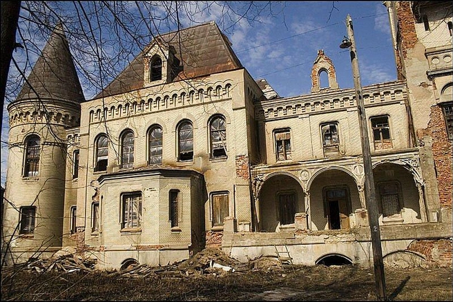 14 лет назад миллионер купил руины замка на Волге. Что тут сейчас