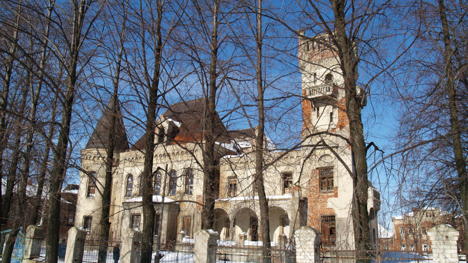 14 лет назад миллионер купил заброшенный замок на Волге. Что тут сейчас