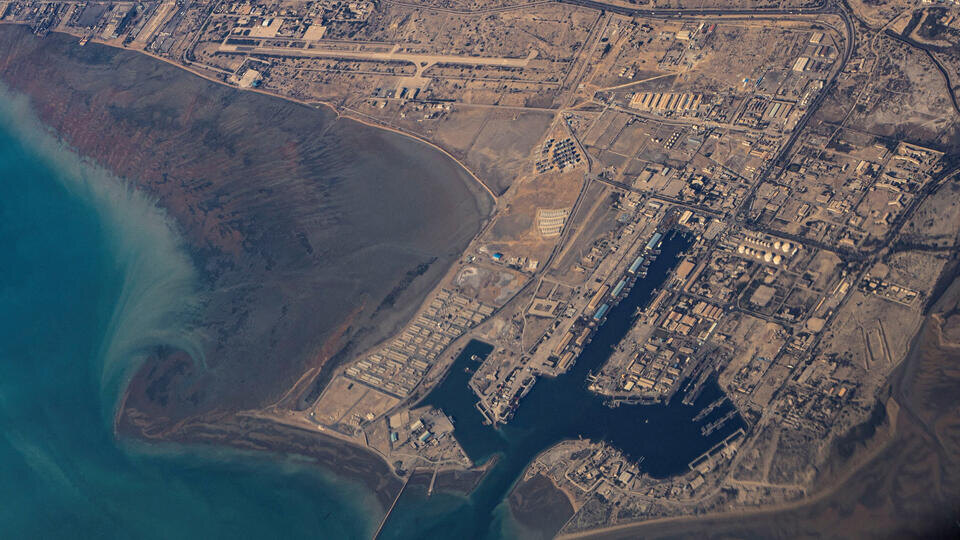     Происшествий с российскими судами в районе Ормузского пролива не зафиксировано REUTERS/Stringer/File Photo