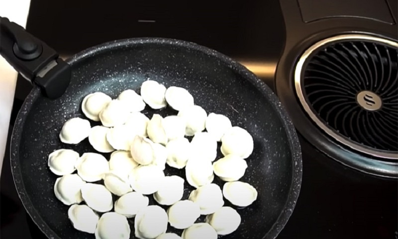 Быстрый ужин без особых хлопот: обычные пельмени становятся кулинарным хитом за 5 минут