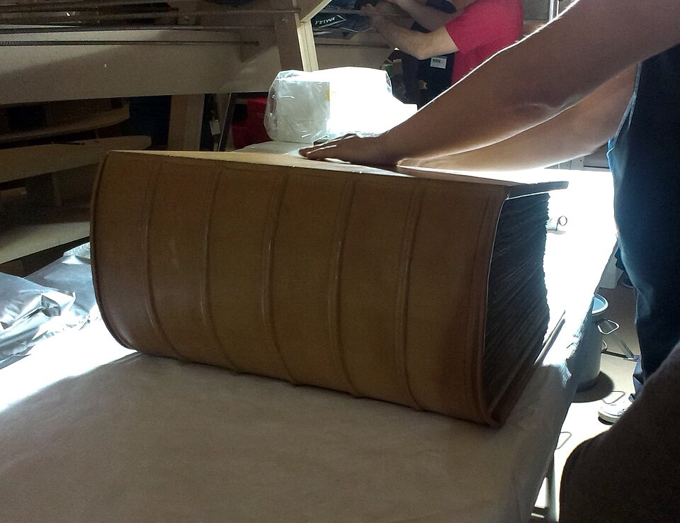 Амиатинский кодекс - для сравнения, сколько могут занимать труды Тита Ливия, переписанные на пергамент