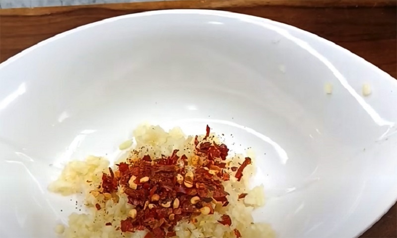 Из обычного хлеба готовим замечательную закуску: чесночные цветки с особым вкусом