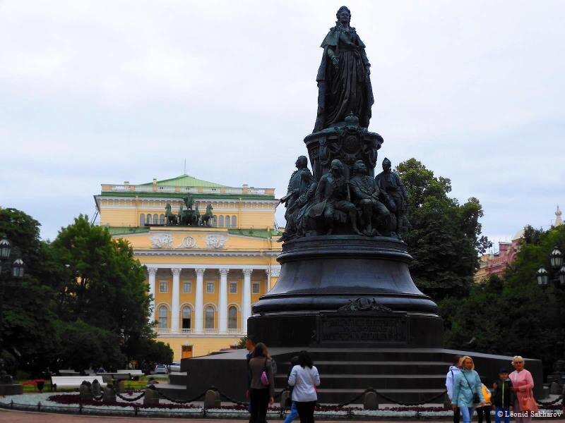 Памятник Екатерине Великой. В романе это место называется "у Катеньки".