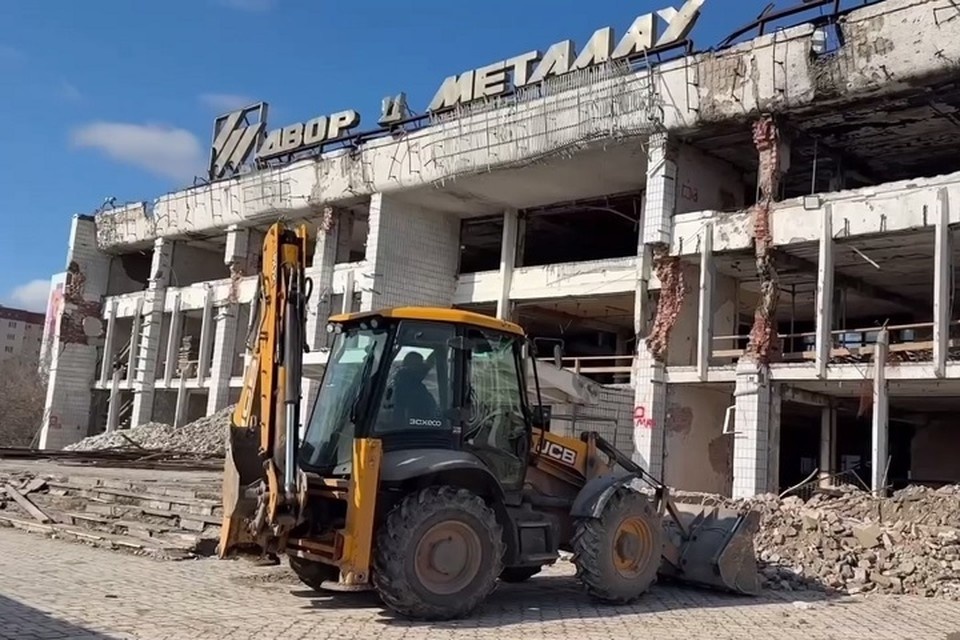    Санкт-Петербург продолжает восстанавливать ДК «Металлургов» в Мариуполе. Фото: Канал Представительства Санкт-Петербурга в Мариуполе
