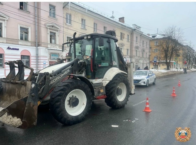 На проспекте Ленина в Твери под экскаватор попала пенсионерка