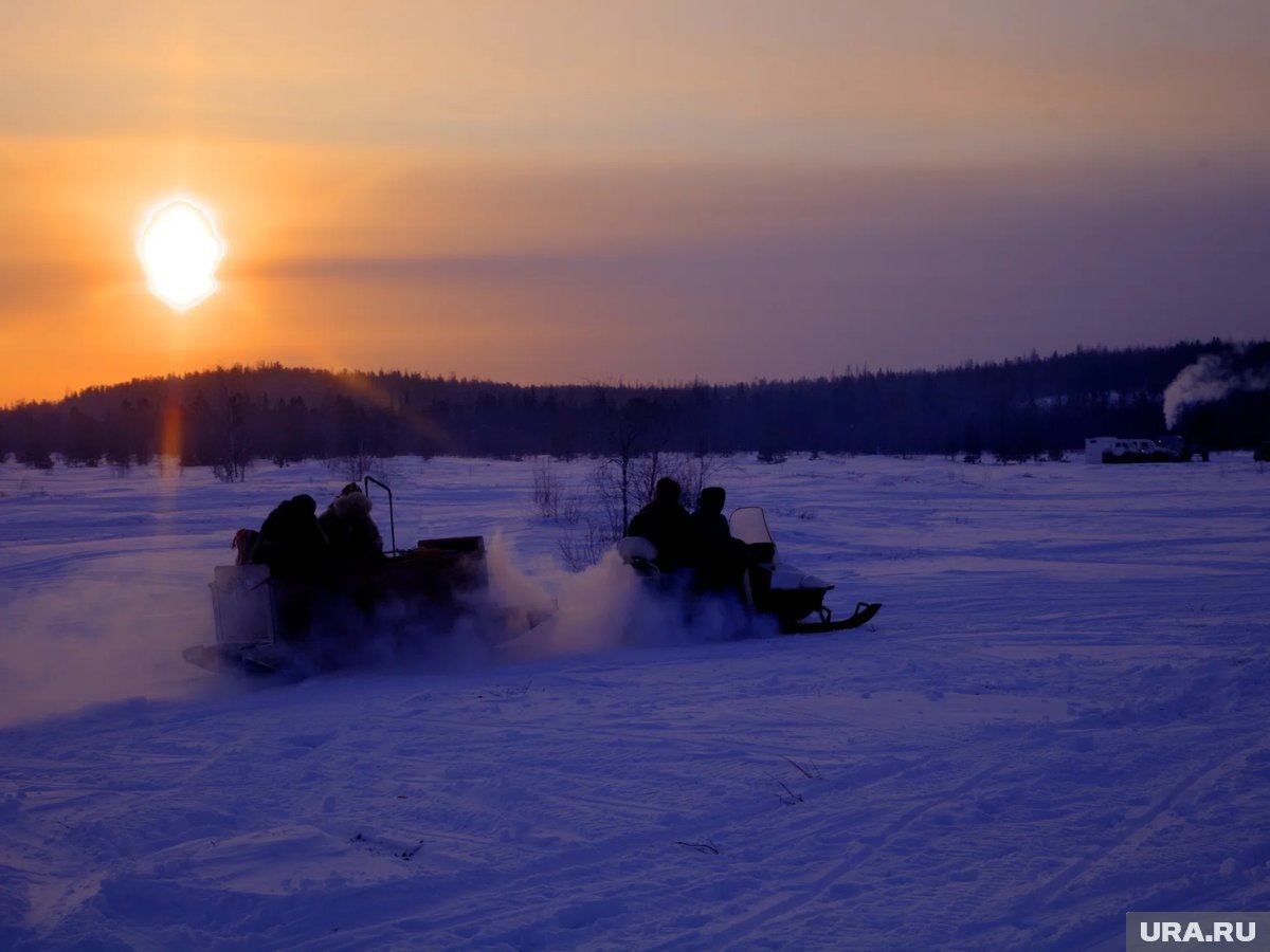     Мужчины отправились на север Пермского края на снегоходах