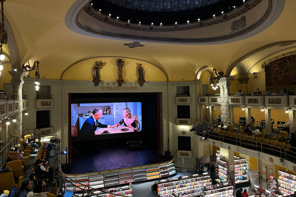 Вечером можно прийти на киносеанс, днём — посмотреть кино, гуляя по книжному. Фото: Кристина Рудич