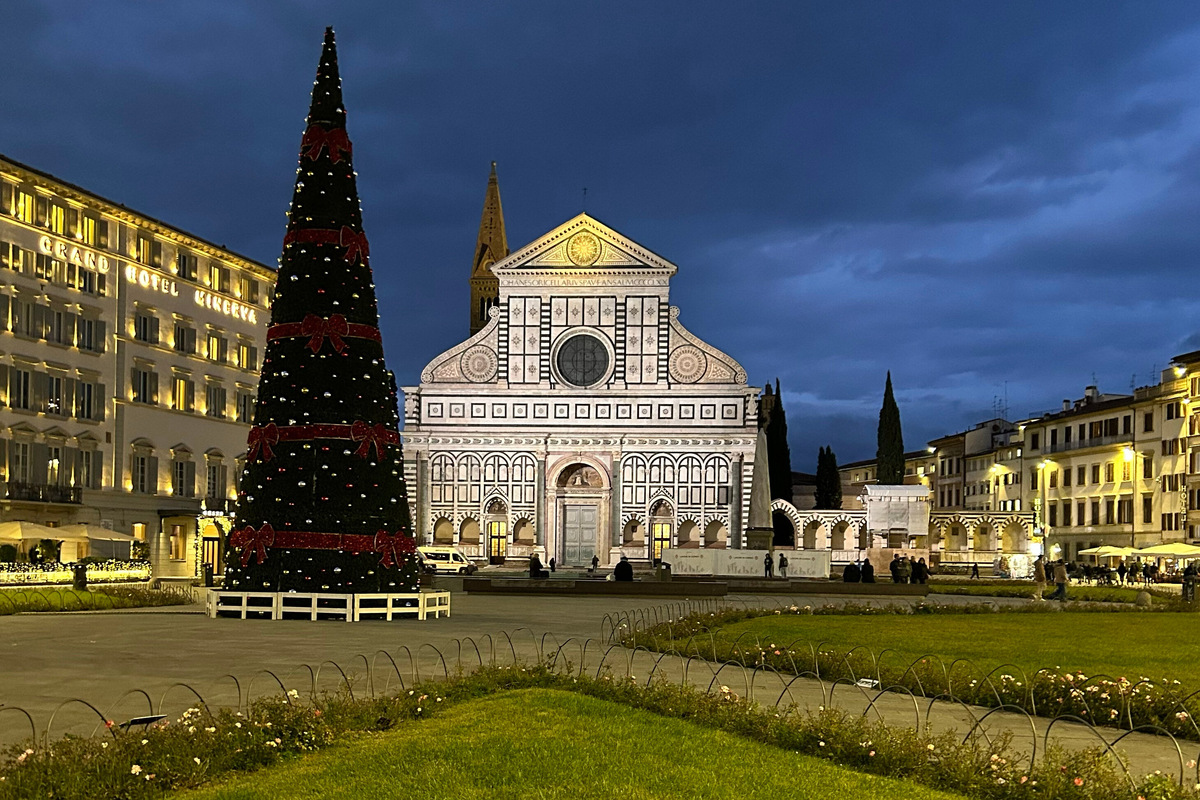 Площадь и базилика Санта-Мария-Новелла перед Рождеством. Фото: Кристина Рудич