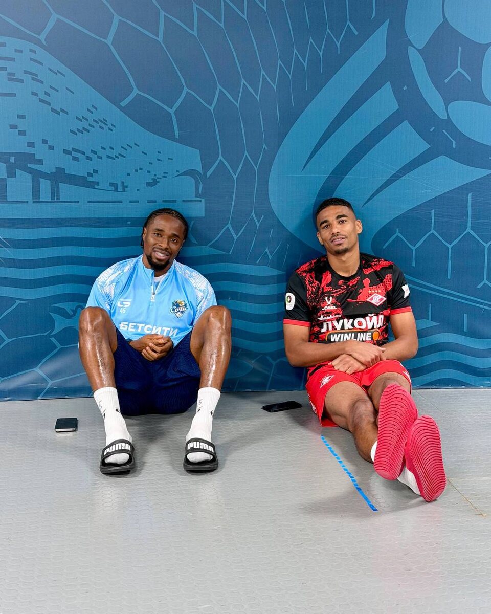 Футболисты Камано и Джику в ожидании матча