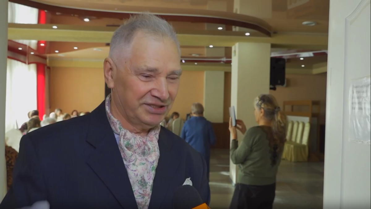 Россия: русский мужчина "разваливается" к 60 годам. Кадр из видео