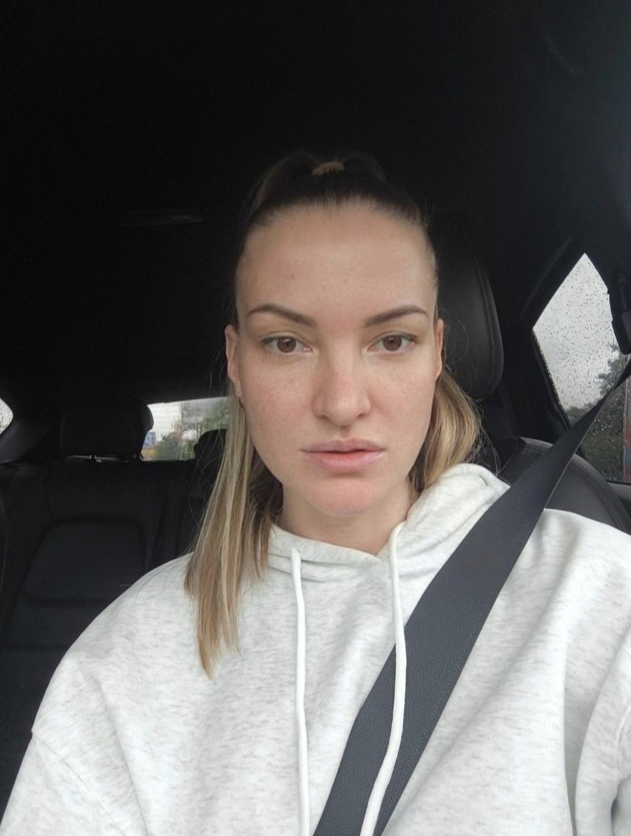 Давайте знакомиться! Меня зовут Виктория, я - автор данного блога. Мне 44 года, три года назад я похудела на 30 кг, с успехом поддерживаю достигнутый вес и помогаю стройнеть и здороветь другим на авторской программе "13 Ступеней", где с вами работает большая команда профессионалов: врач, психолог, тренер, нутрициологи.